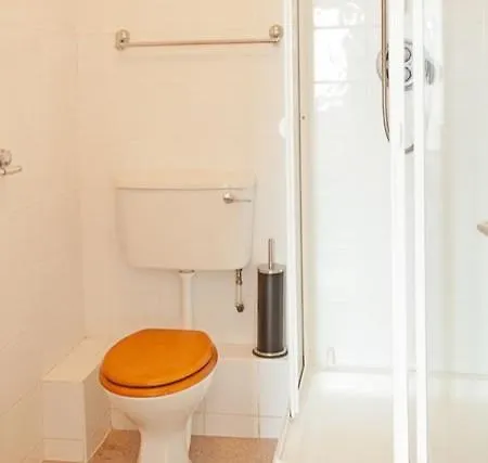 001 - Centre Sleeps 3 Daire *